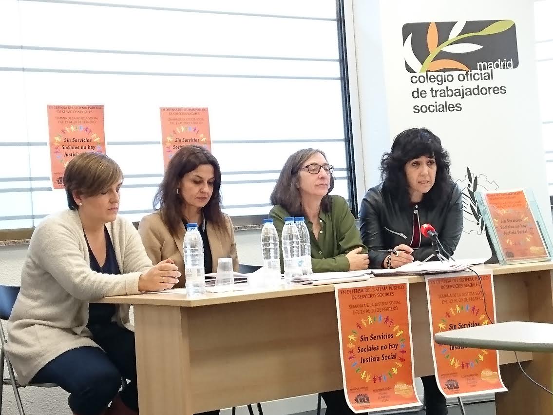 Rueda de prensa en el Colegio de Trabajadores Sociales. A la derecha, Ana González