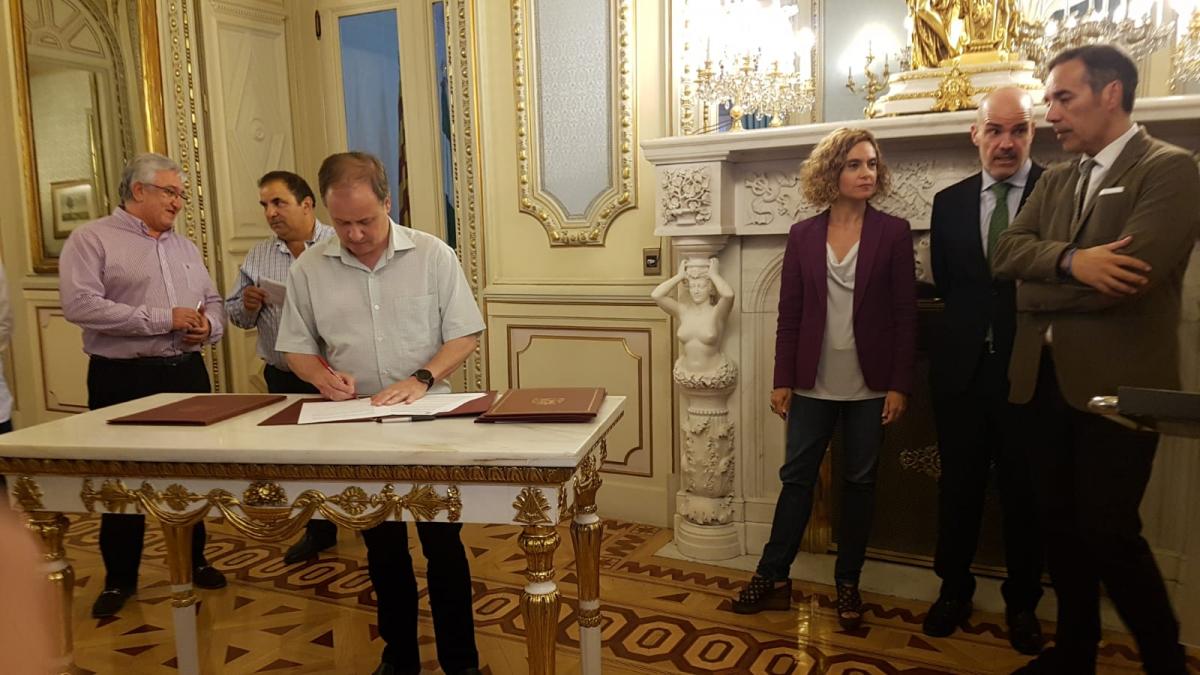 José Manuel Vera (CCOO) firma los acuerdos