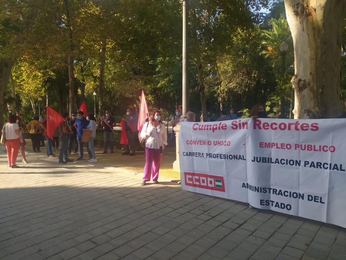 Concentración en Sevilla #CumpleSinRecortes