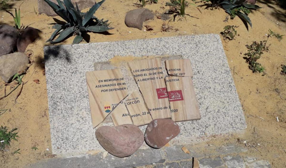 Placa destruida (Ayto de Alcorcón)