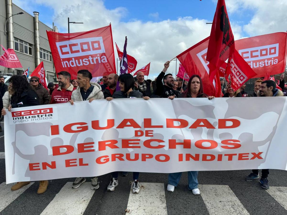Concentración de CCOO ante la sede de Inditex