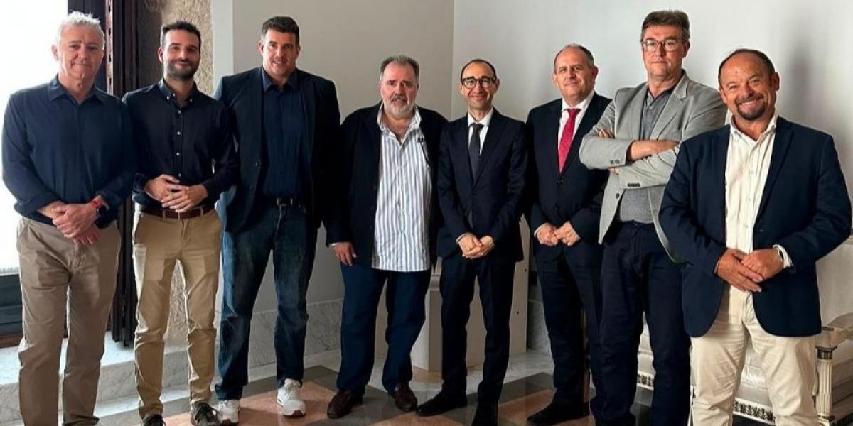 Delegación de CCOO y otros sindicatos, junto con los diputados del PSOE David Serrada y José Luis Aceves