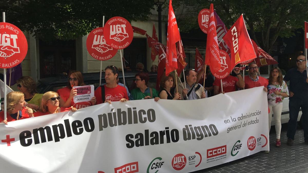 Concentración "más empleo público, salario digno" en Palma de Mallorca