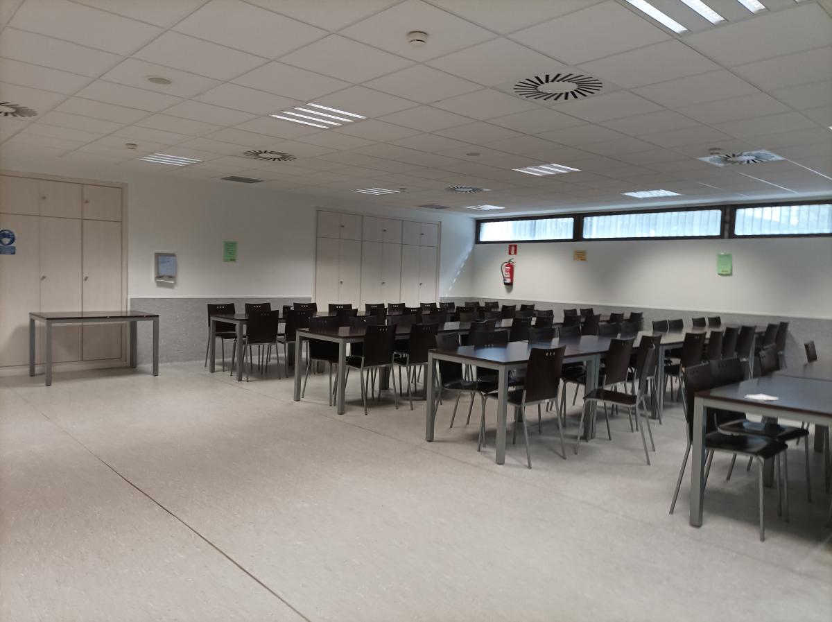 Sala para consumir comidas propias en la planta 00 del Ministerio de Economía, Comercio y Empresa en Cuzco