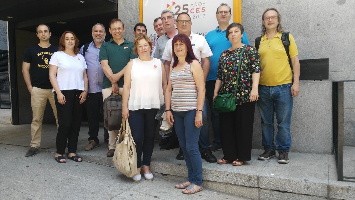 Parte de las compañeras y compañeros que han negociado el nuevo convenio rodeados de tres miembros de la ejecutiva de CCOO de Industria