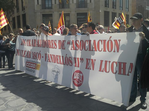 Pancarta con la que los trabajadores de Ascó-Vandellos se movilizaron el 1º de Mayo en Tarragona