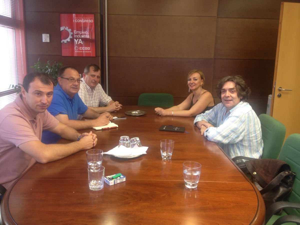 A la derecha, parte del equipo de UATAE que acudió a la reunión con CCOO de Industria