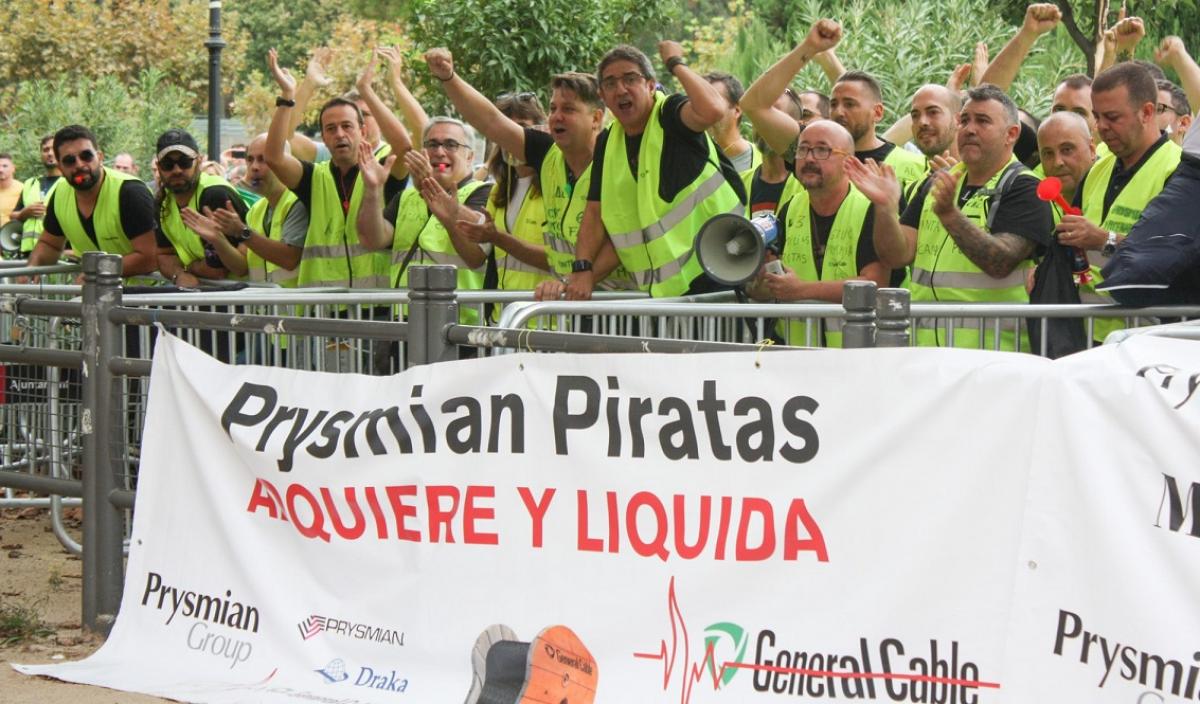 Concentración ante el Parlament de Catalunya en defensa del empleo en Prysmian Group