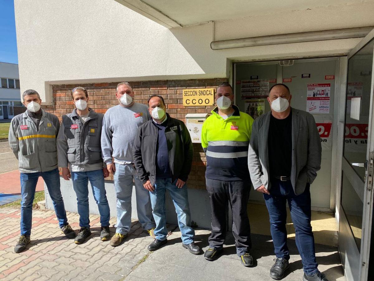 Agustín Martín con los delegados de CCOO en Renault