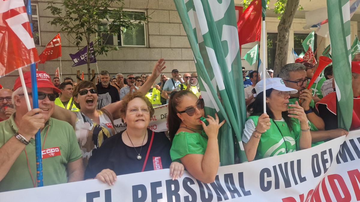Éxito en la concentración para la subida salarial del Personal Civil del Ministerio de Defensa