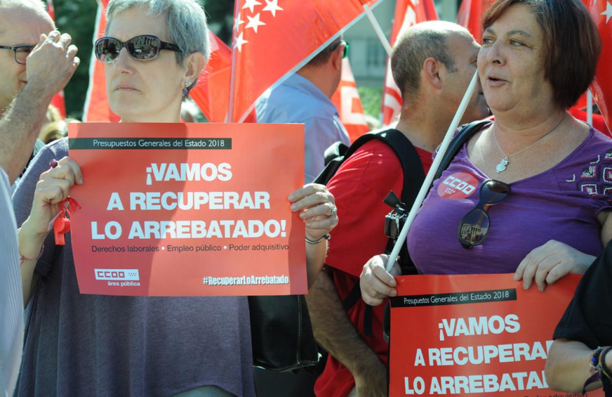 Trabajadoras con carteles de la campaña frente al Congreso (foto de Fran Lorente)