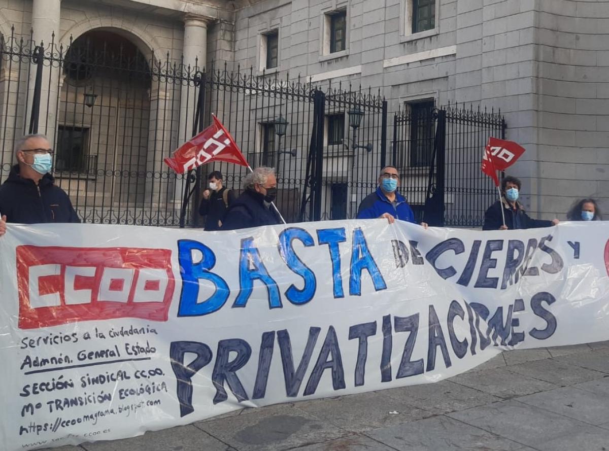 Concentración ante la sede del ministerio en Madrid para evitar el cierre de los talleres y oficinas de Julián Besteiro