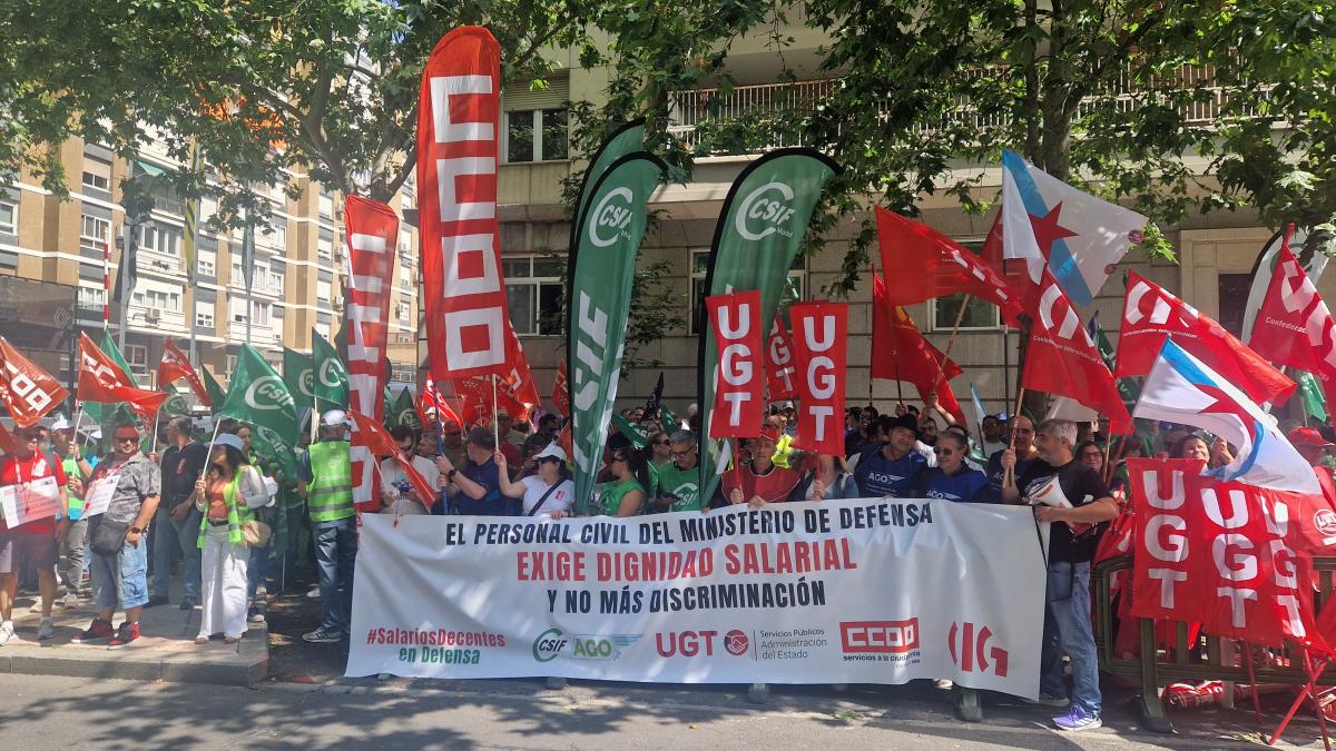 Éxito en la concentración para la subida salarial del Personal Civil del Ministerio de Defensa