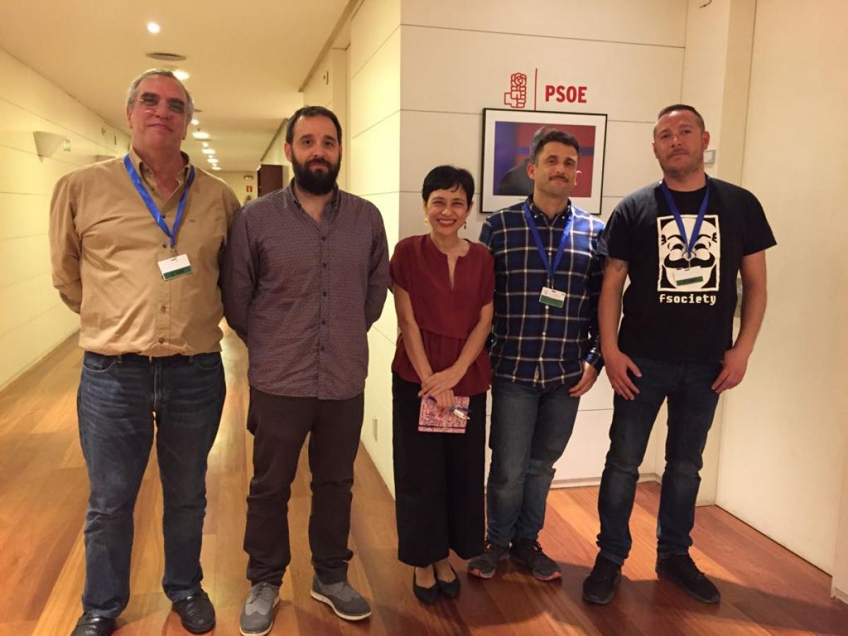 En el centro de la imagen, la diputada socialista