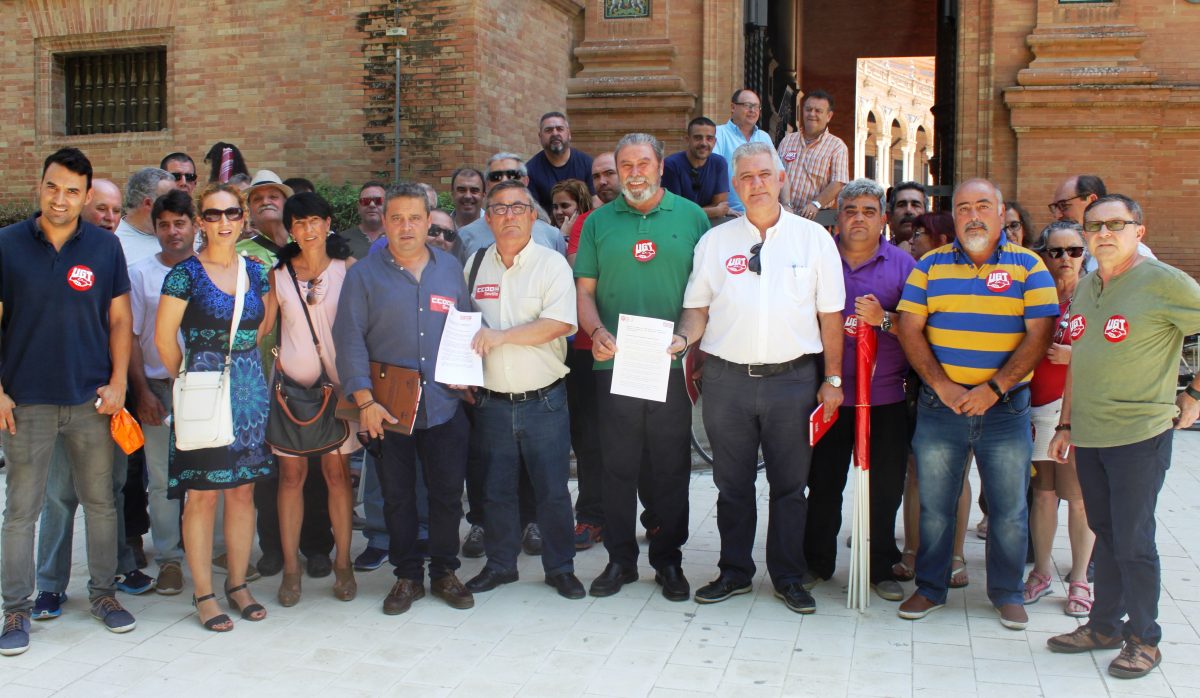 CCOO y UGT entregan el Manifiesto en defensa del campo al Subdelegado del Gobierno.