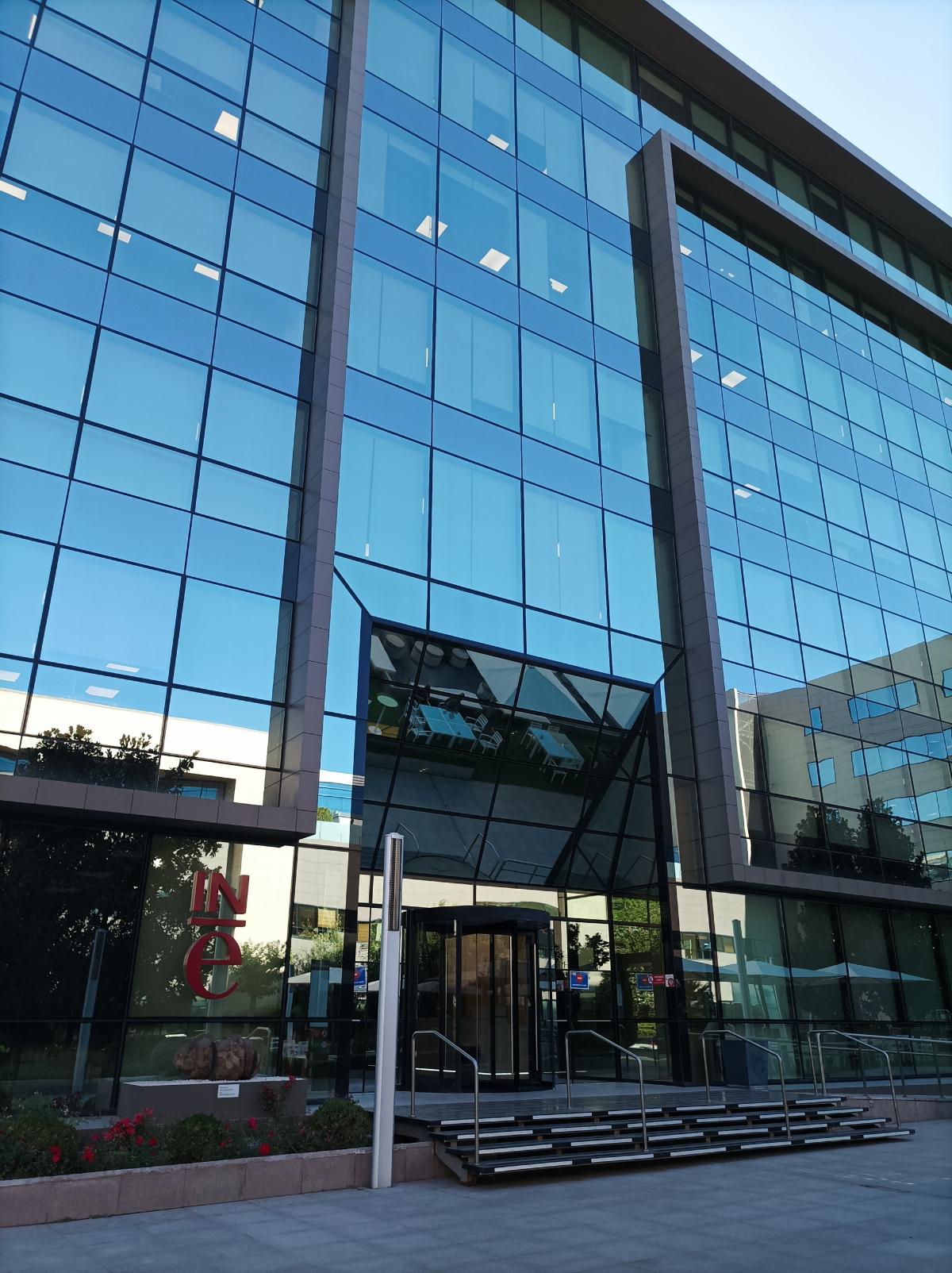 Acceso principal del edificio del INE en Manoteras, Madrid