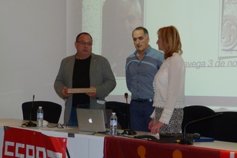  Agustín Martín hace entrega del carnet de CCOO realizado en plata en presencia de José Antonio