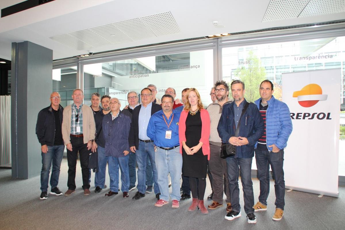 Hombres y mujeres de CCOO en el Grupo Repsol junto a una delegación de CCOO de Industria