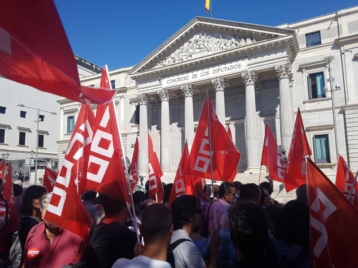 Banderas de CCOO frente al Congreso "Recuperar Lo Arrebatado"