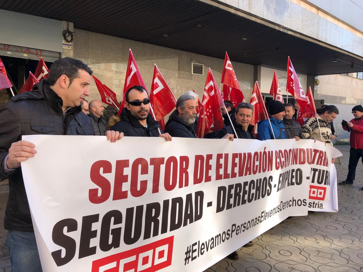 Concentración ante la sede de Duplex Ascensores en Madrid