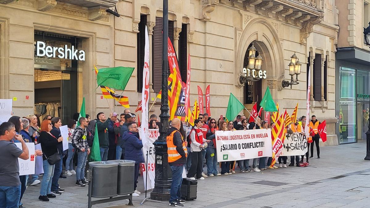 Movilización de la plantilla de Bershka Logística. Foto de archivo