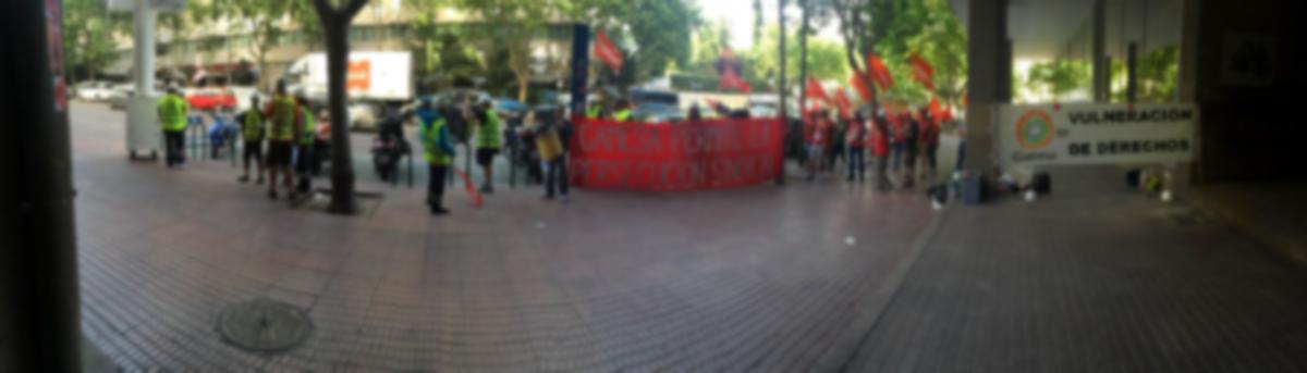 Concentración ante el hotel NH Eurobuilding con motivo de la Convención Eólica 2014