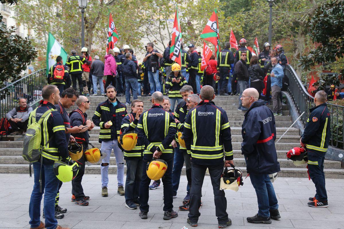 Manifestación en Madrid por una regulación estatal consensuada para los bomberos