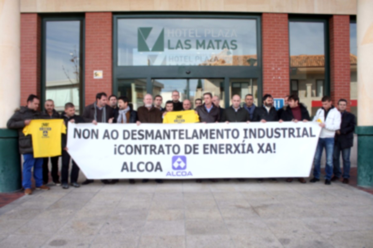 Concentración a las puertas del hotel madrileño donde empresa y sindicatos se reunieron ayer