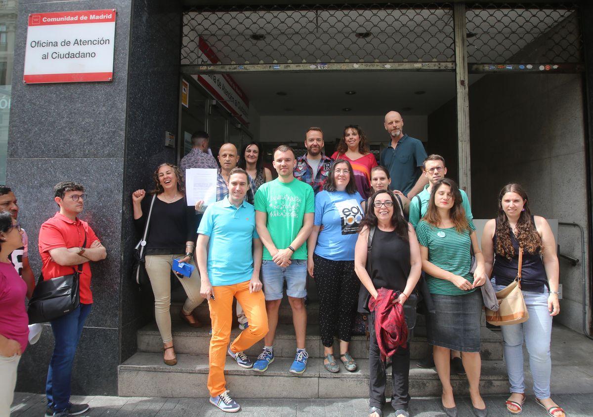 Entrega de firmas del alumnado y profesrorado contra el desmantelamiento de las EOI de la Comunidad de Madrid