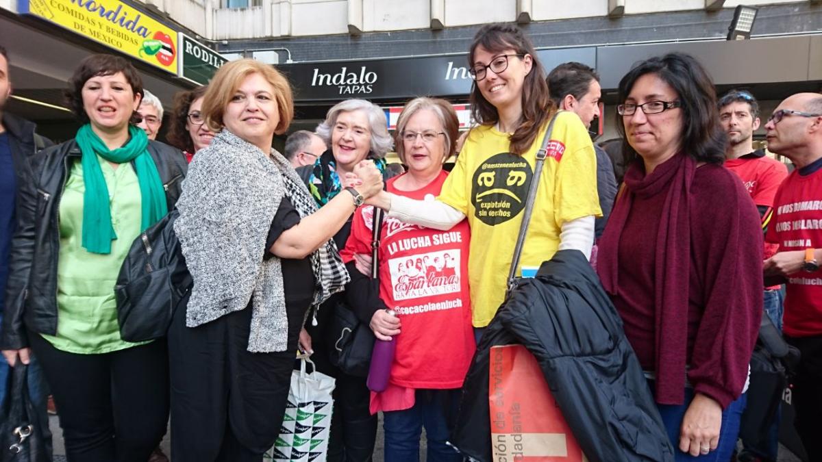 Un nutrido grupo de sindicalistas acompañó a Mercedes a la puerta del juzgado
