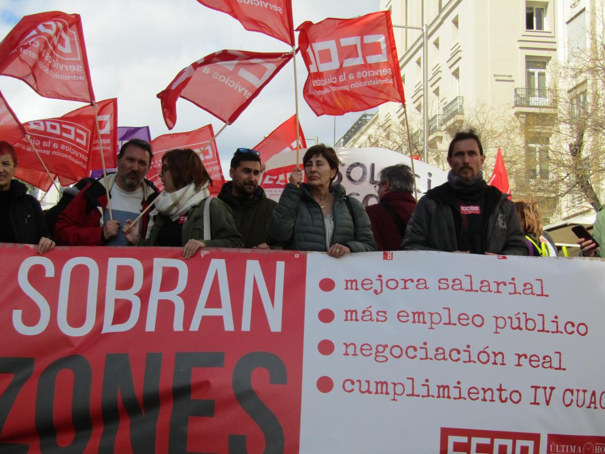 Concentración #NosSobranRazones en la AGE delante del Congreso de los Diputados