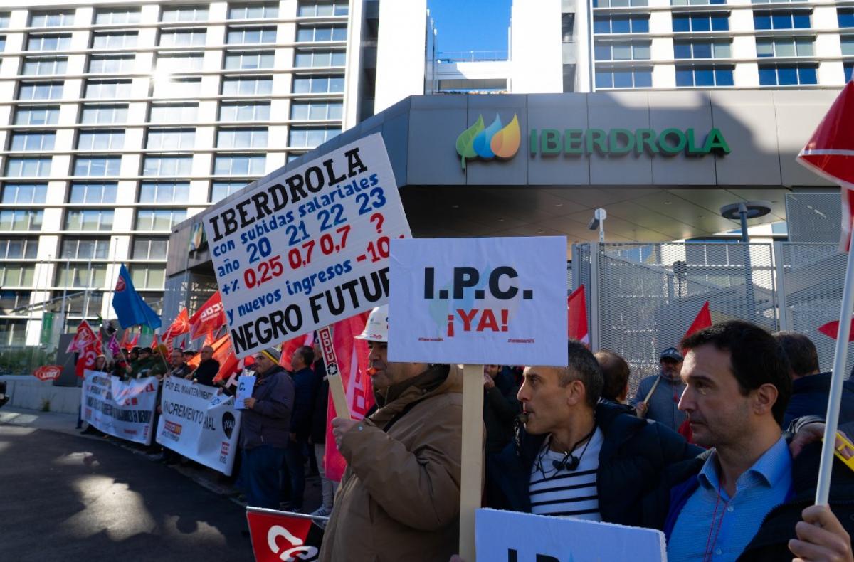 Concentración ante la sede de Iberdrola
