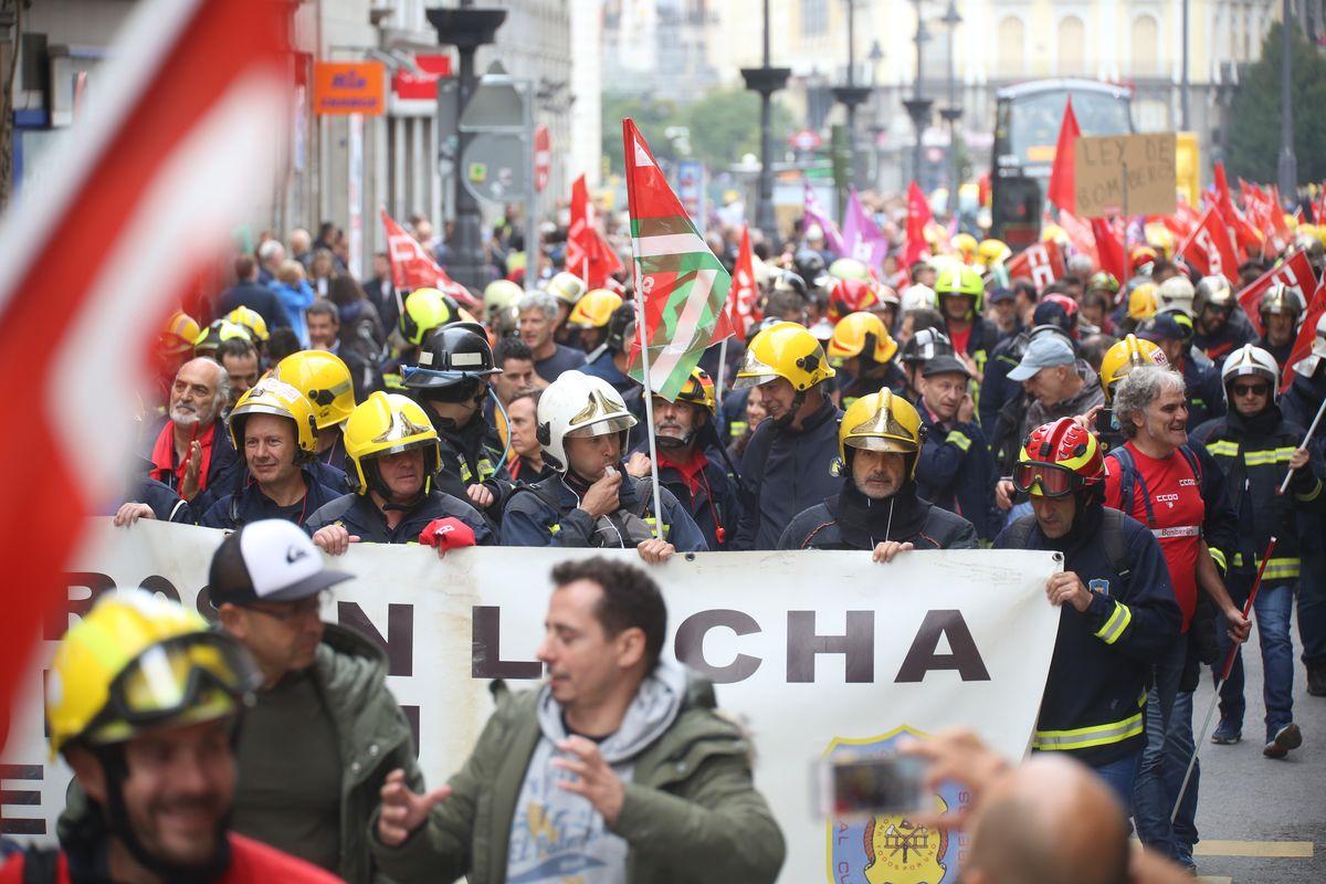 Manifestación en Madrid por una regulación estatal consensuada para los bomberos