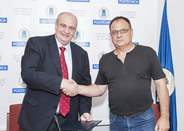 Carlos Conde y Agustín Martín, tras la firma