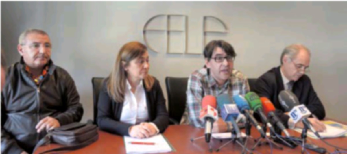 Gonzalo Diéz con el resto de los reunidos, ante los medios