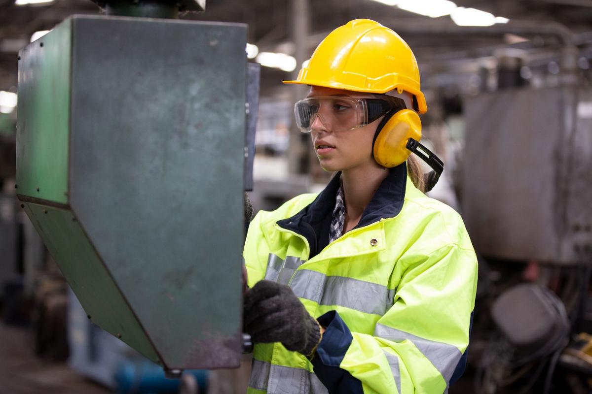 El número de asalariadas en la industria bajó casi un 6% en un año