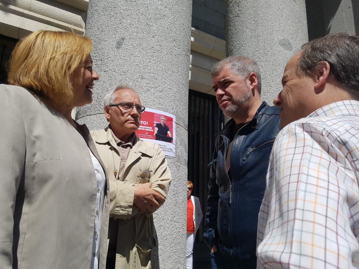 La Presidenta del Consejo CSIC, Rosa Méndez, saludando a Unai Sordo en presencia de José Manuel Vera y Pepe Fernández
