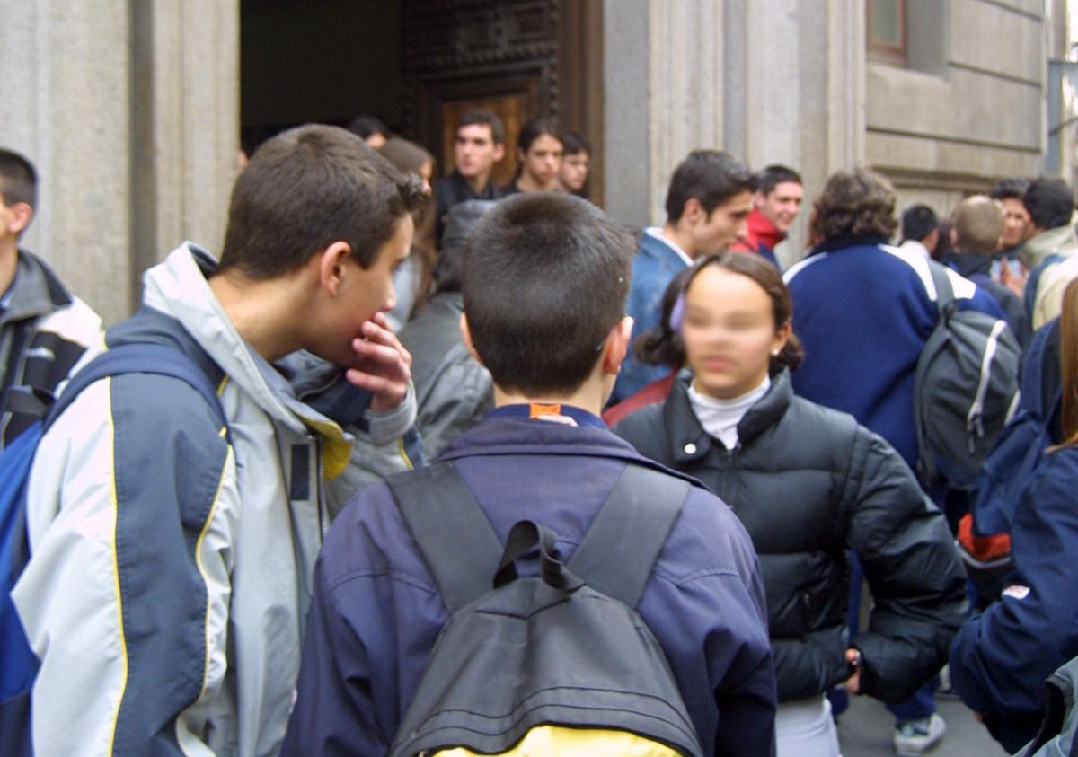 Alumnado a las puertas de un instituto en Madrid