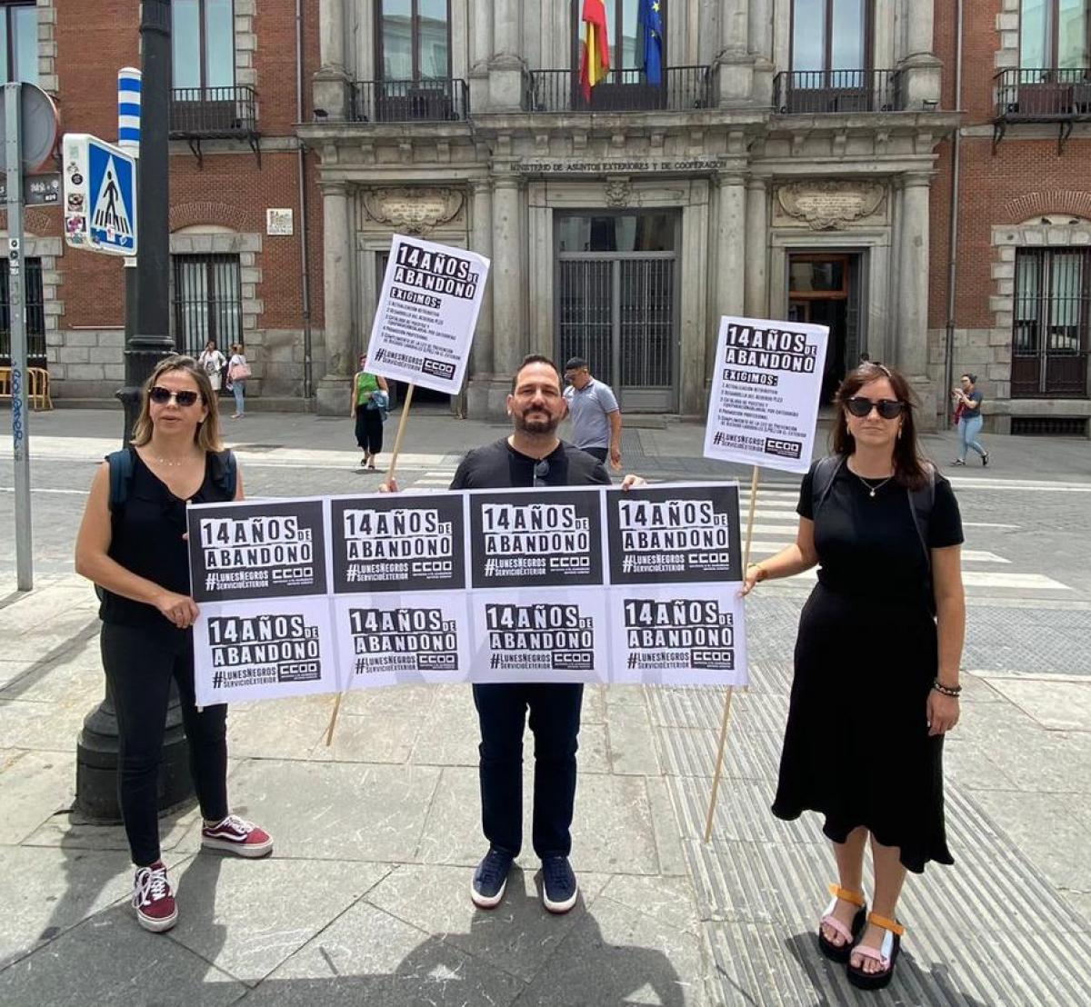 #LunesNegros también resuenan en las sedes del Ministerio de Asuntos exteriores, Unión Europea y Cooperación en Madrid.