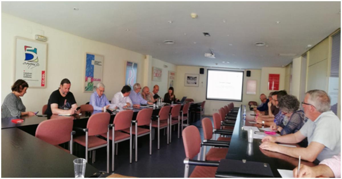 Al fondo, Carmen Tamayo, gerente de Relaciones Gubernamentales del Grupo Volkswagen en España