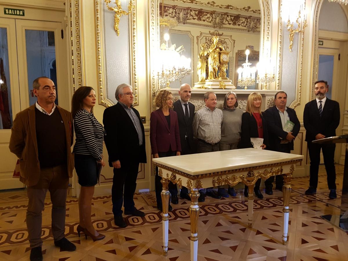 Foto de grupo firma del acuerdo