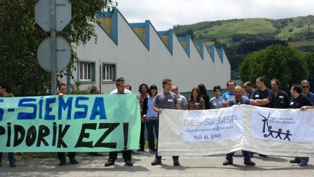 Foto de archivo. Concentración de julio de 2014 contra el ERE de GES