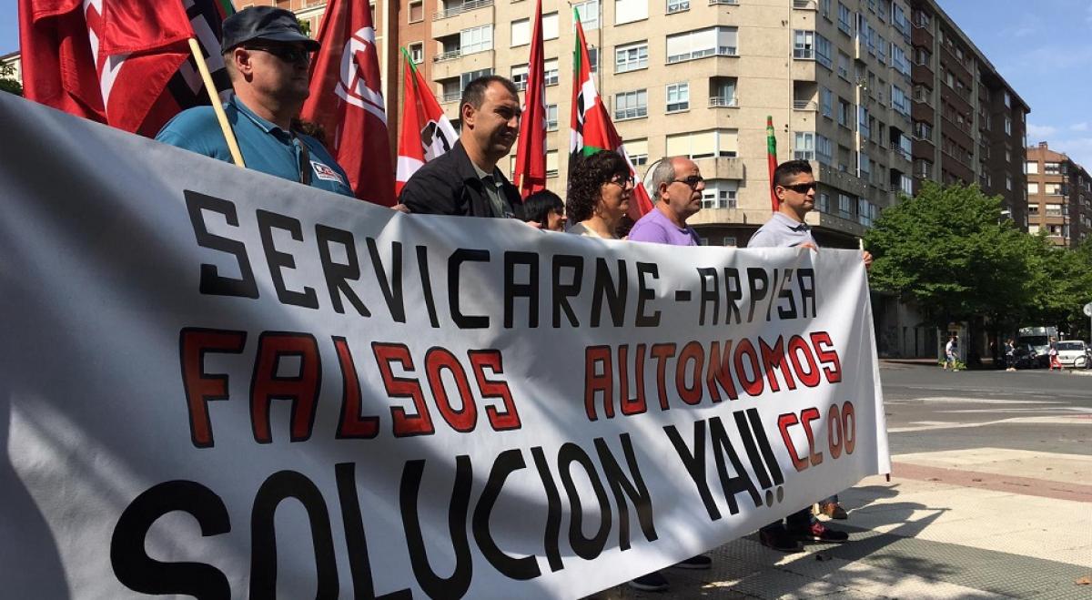 Protesta a las puertas de los juzgados de Vitoria
