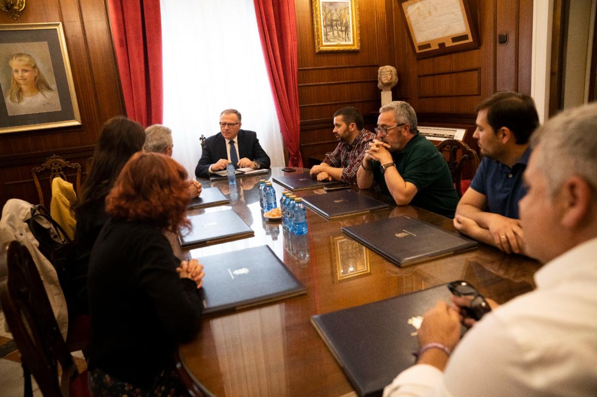 Campaña por la actualización del Plus de Residencia en Melilla, el presidente Eduardo De Castro se reúne con los responsables de CCOO.
