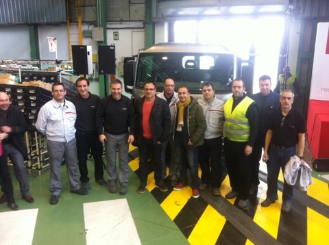 Compañeros de CCOO tras la presentación del nuevo camión ligero