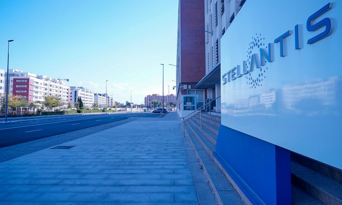 Exterior de la planta que Stellantis tiene en Villaverde (Madrid)