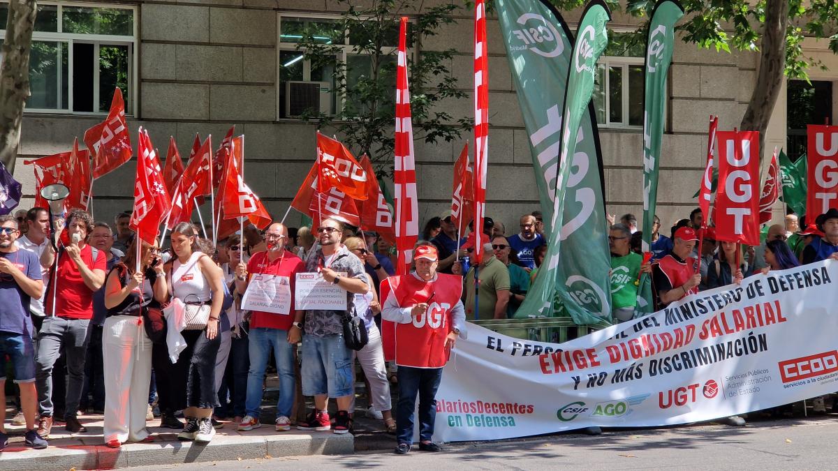 Éxito en la concentración para la subida salarial del Personal Civil del Ministerio de Defensa